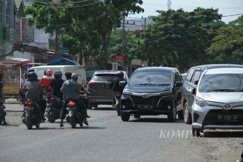 Suasana lalu lintas di Jalan Teuku Iskandar, Kota Banda Aceh, pada Senin (25/11/2019).