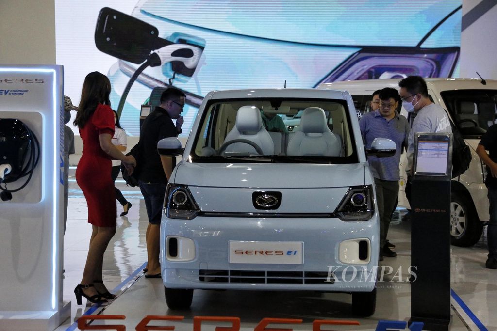 Pengunjung melihat mobil listrik yang dipamerkan pada Periklindo Electric Vehicle Show (PEVS) 2023 di JIExpo Kemayoran, Jakarta, Jumat (19/5/2023). Pameran kendaraan listrik yang diikuti lebih dari 80 peserta ini akan digelar hingga Minggu (21/5/2023). 