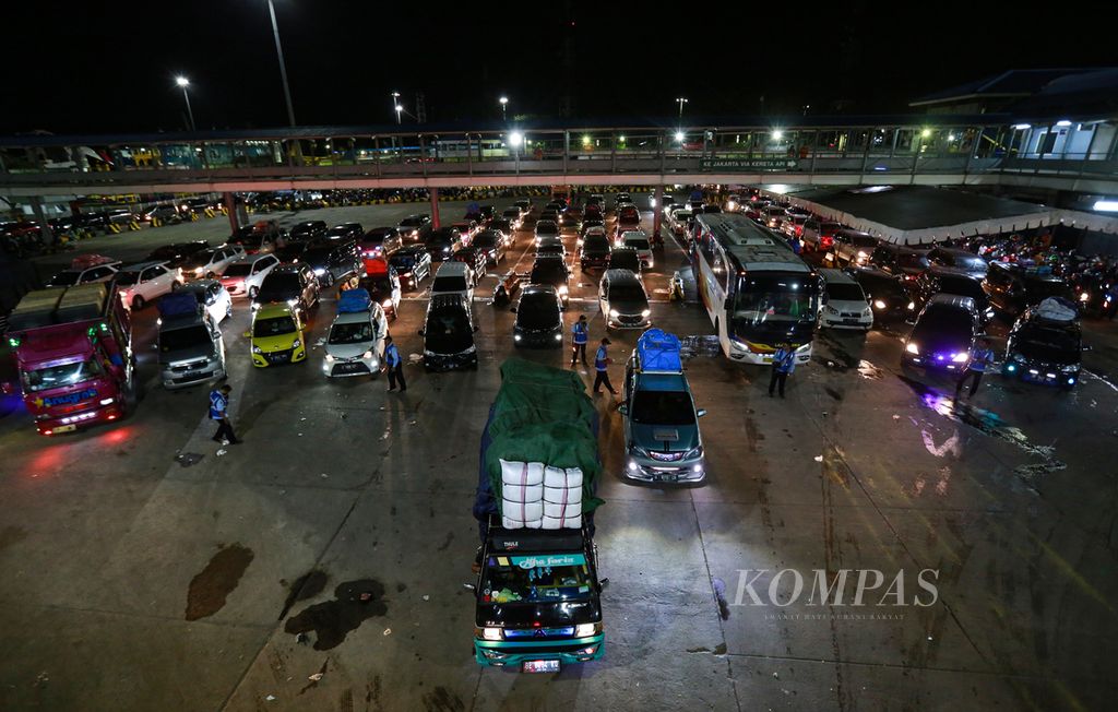 Homecoming vehicles queue when they enter the Baruna 1 ferry from Pier 1 of the Merak ferry port, Cilegon, Banten, Thursday (28/4/2022) night.