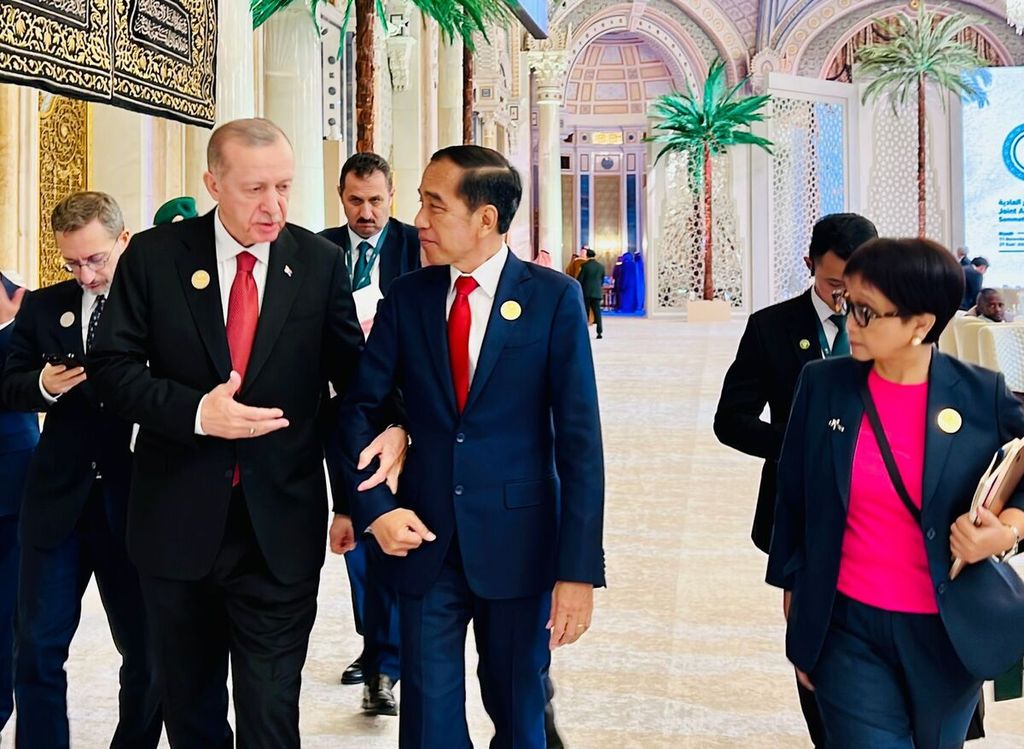 Presiden Joko Widodo bertemu dengan Presiden Turki Recep Tayyip Erdogan di sela-sela Konferensi Tingkat Tinggi Organisasi Kerja Sama Islam di Riyadh, Arab Saudi, Sabtu (11/11/2023). Turut mendampingi pada kesempatan tersebut Menteri Luar Negeri Retno Marsudi.