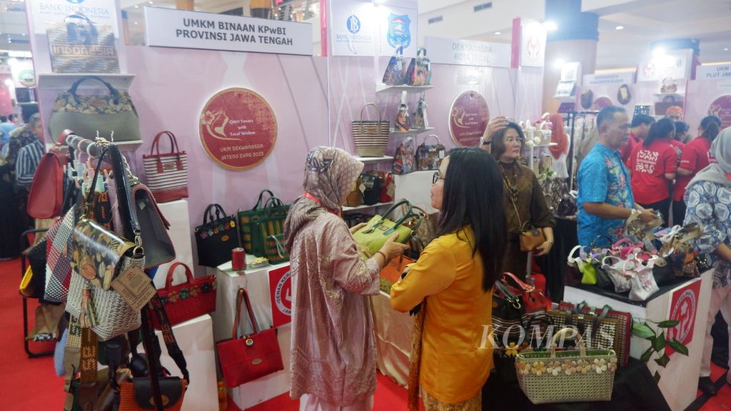 Pengunjung melihat produk UMKM Jawa Tengah dalam kegiatan UKM Dekranasda Jateng Expo 2023 di Duta Mall, Banjarmasin, Kalimantan Selatan, Jumat (28/7/2023).