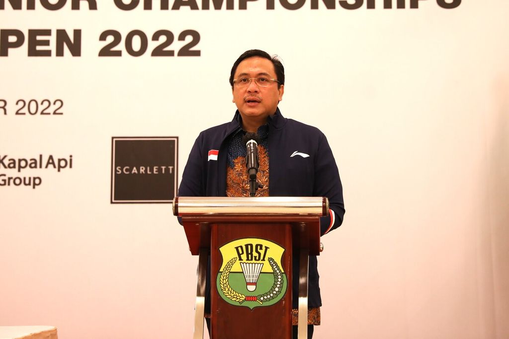 Ketua Umum PP PBSI Agung Firman Sampurna menyampaikan pengarahan pada pelepasan tim Piala Suhandinata di pelatnas Cipayung, Jakarta, Jumat (7/10/2022). Kejuaraan Dunia Bulu Tangkis Junior 2022 akan berlangsung 17-30 Oktober 2022 di Santander, Spanyol.