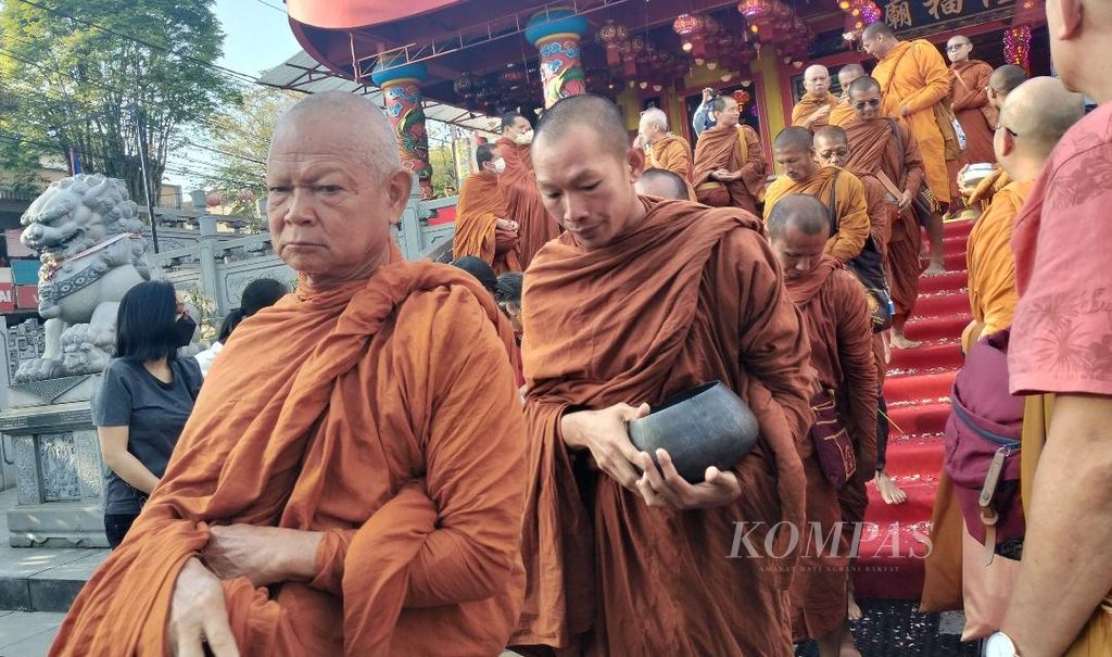 Rombongan biksu mulai berjalan meninggalkan Tempat Ibadat Tri Dharma Liong Hok Bio untuk memulai pindapata di kawasan pecinan, Kota Magelang, Rabu (31/5/2023).