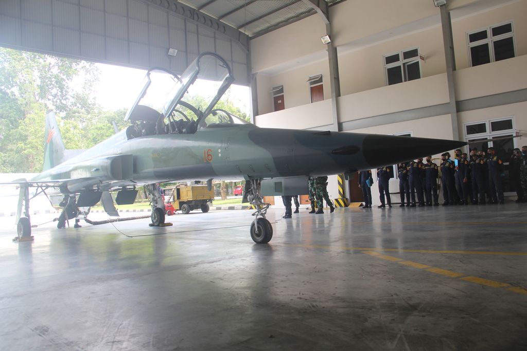 Pesawat tempur F5 terparkir di kompleks Akademi Angkatan Udara (AAU), Kabupaten Sleman, Daerah Istimewa Yogyakarta, Selasa (28/9/2021). Pesawat tersebut digunakan sebagai sarana pendidikan bagi para taruna AAU.