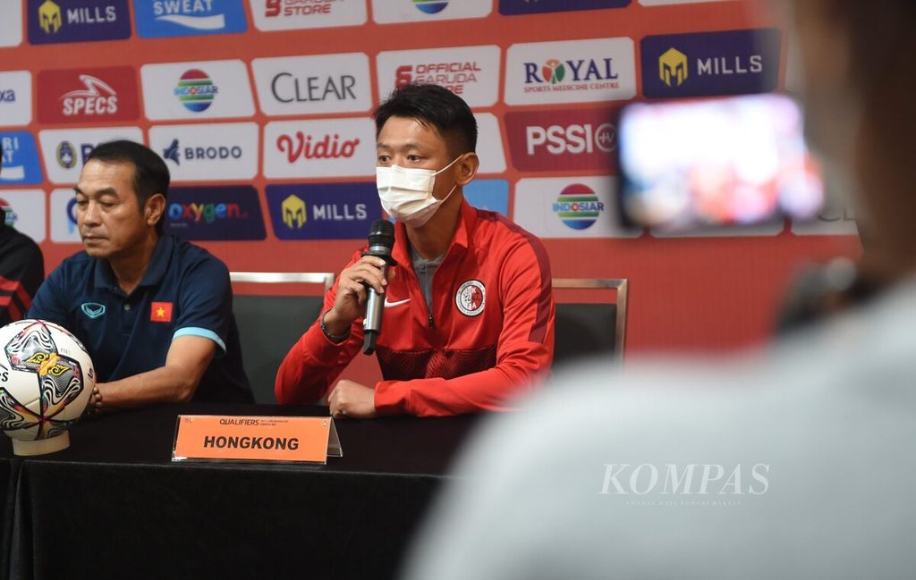 Pelatih Tim Hong Kong Cheung Kin Fung memberikan keterangan pers sebelum laga kualifikasi Grup F Piala Asia U-20 2023 di Hotel Platinum, Surabaya, Jawa Timur, Selasa (13/9/2022). 