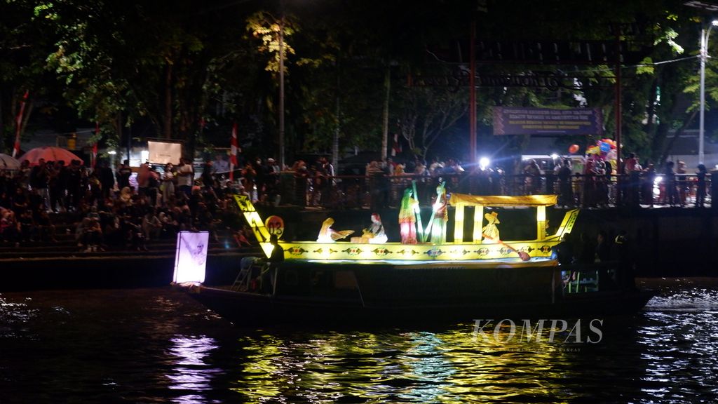 Parade kelotok hias berlangsung di Sungai Martapura dalam kegiatan Festival Wisata Budaya Pasar Terapung 2022 di Taman Siring 0 Kilometer Banjarmasin, Kalimantan Selatan, Jumat (12/8/2022) malam.