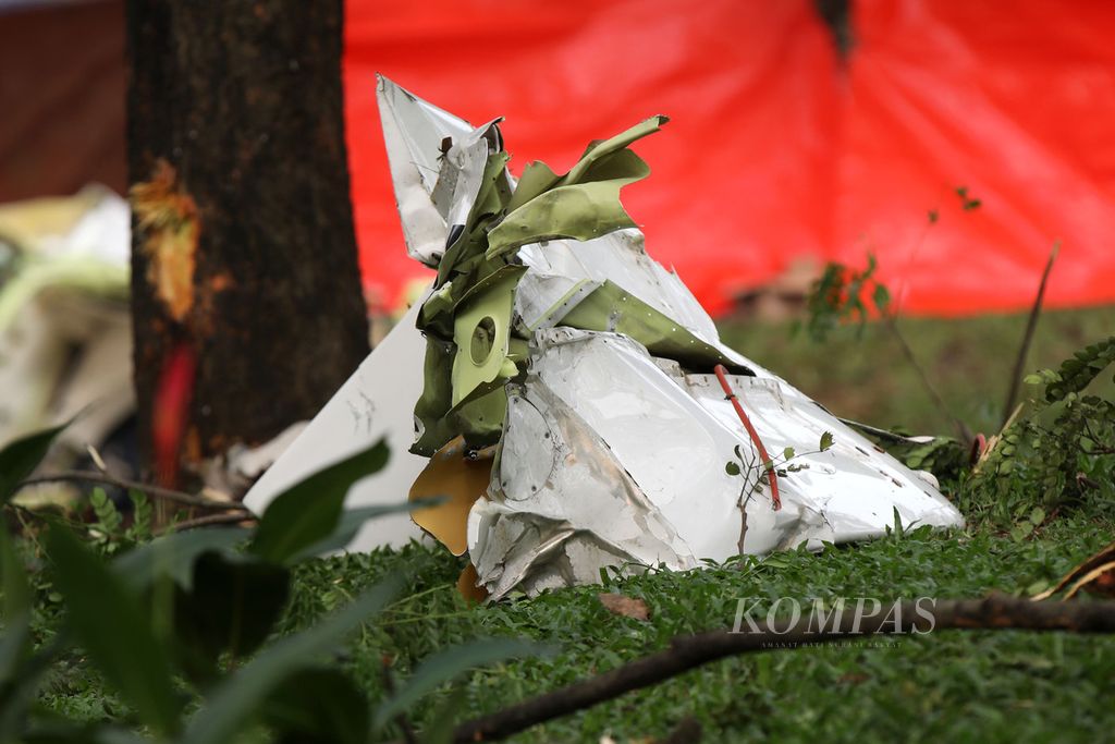 Puing-puing pesawat berjenis TecnamP2006T dengan nomor registrasi PK-IFP yang tercecer di sekitar lokasi jatuhnya pesawat di kawasan BSD City, Tangerang Selatan, Banten, Minggu (19/5/2024). Tiga orang tewas dalam kecelakaan ini. 