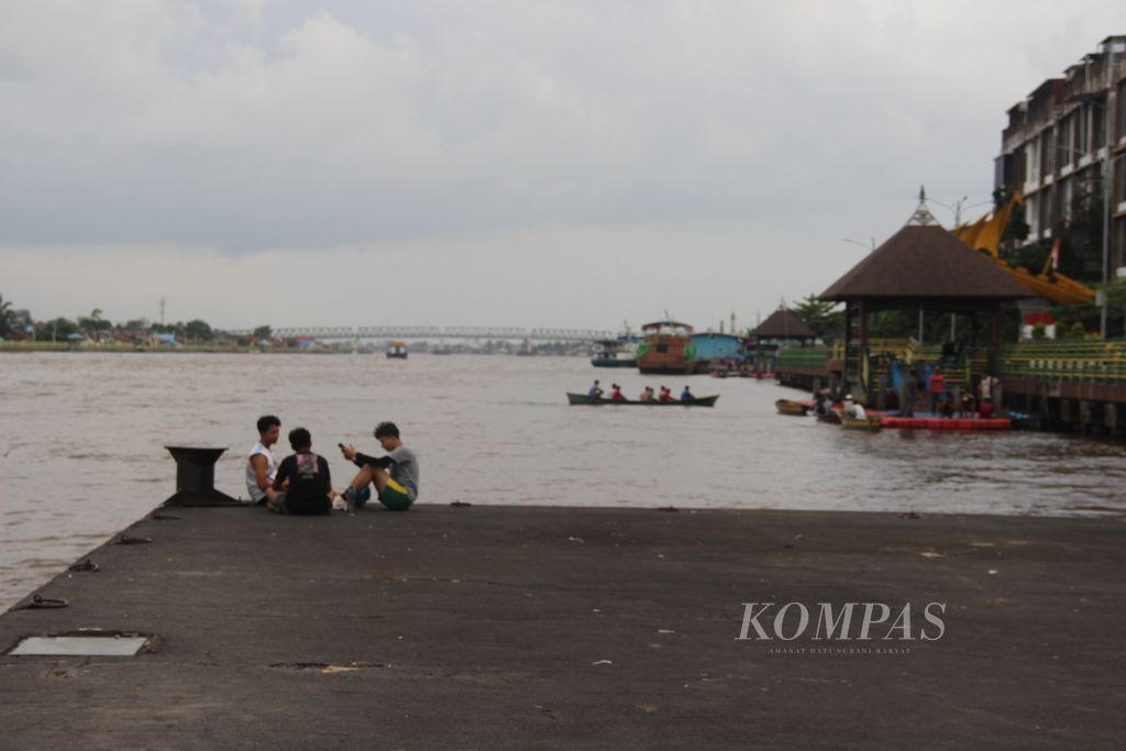 Suasana tepian Sungai Kapuas, Kota Pontianak, Kalimantan Barat, Selasa (12/3/2024).