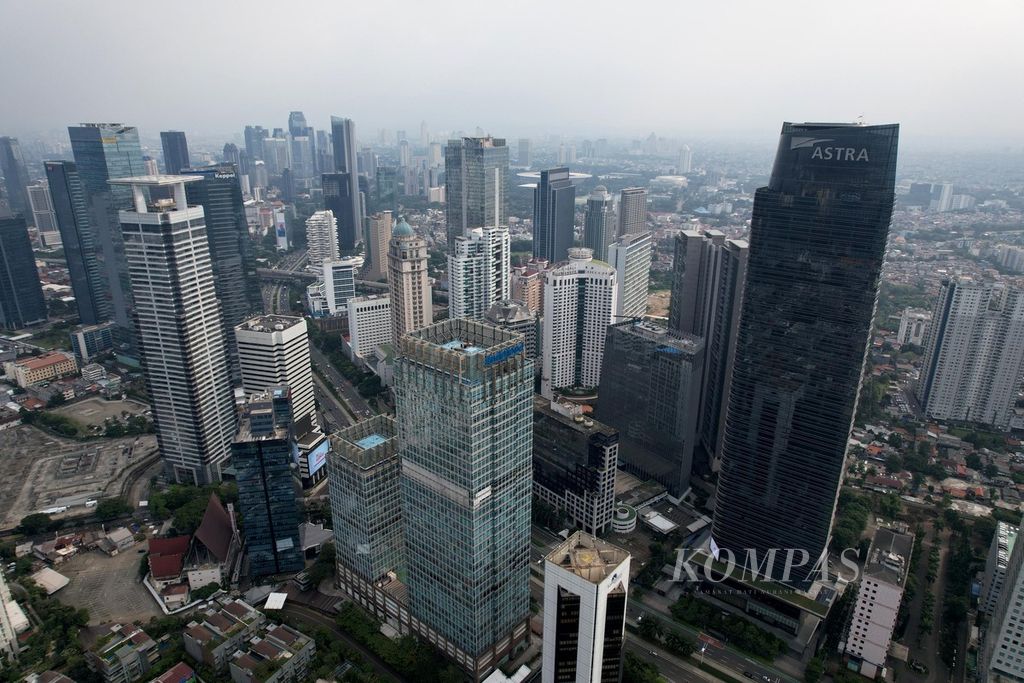 Lanskap gedung pencakar langit di kawasan pusat bisnis Sudirman, Jakarta Selatan, Kamis (29/6/2023). Dana Moneter Internasional (IMF) memprediksi pertumbuhan ekonomi Indonesia masih terjaga di kisaran 5 persen pada tahun 2023 dan 2024.  
