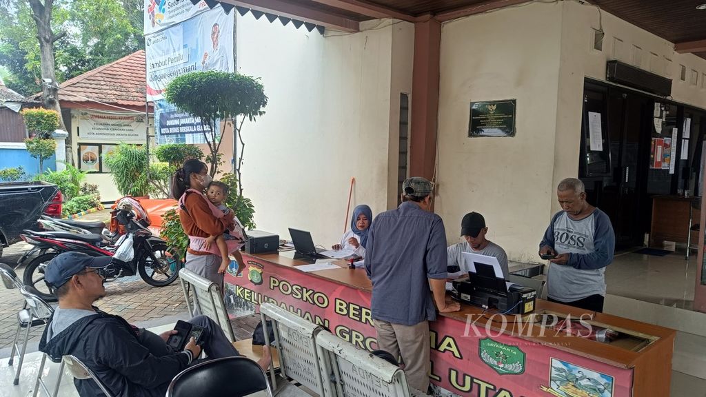 Sejumlah warga tengah mengurus surat pindah memilih di Kelurahan Grogol Utara, Jakarta, Minggu (14/1/2024).