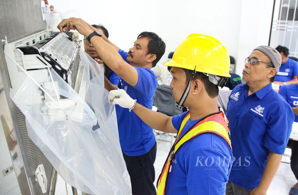 Peserta mengikuti pelatihan perawatan pendingin ruangan (AC) di Balai Latihan Kerja Komunitas Teknik Pendingin Federasi Serikat Pekerja Panasonic Gobel di Cipayung, Jakarta Timur, Rabu (31/1/2024). 