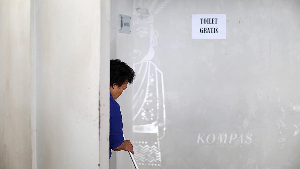 Kondisi WC umum  di kawasan tempat wisata Monumen Nasional (Monas), Jakarta, nyaman karena rutin dibersihkan oleh petugas. Foto diambil hari Senin (6/3).