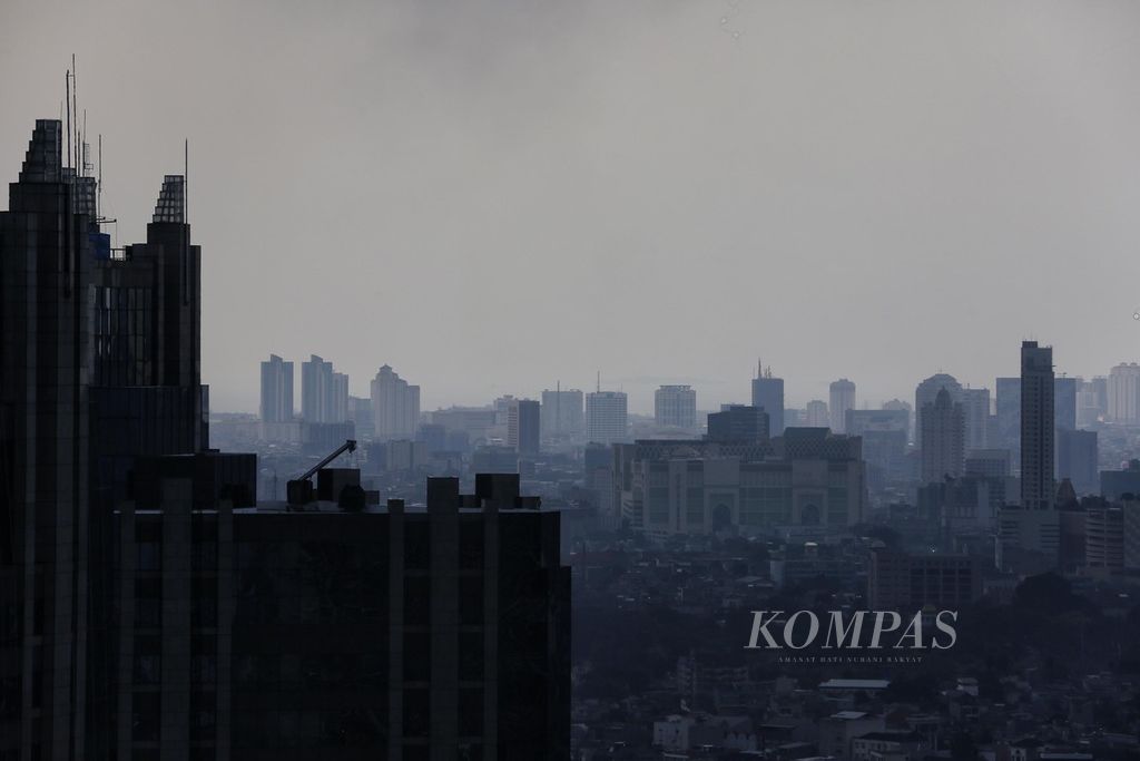 Lanskap gedung pencakar langit di Jakarta, Senin (8/5/2023). Di tengah proses pemulihan pascapandemi, ekonomi RI tumbuh konsisten di atas 5 persen selama enam triwulan berturut-turut sejak triwulan IV tahun 2021.