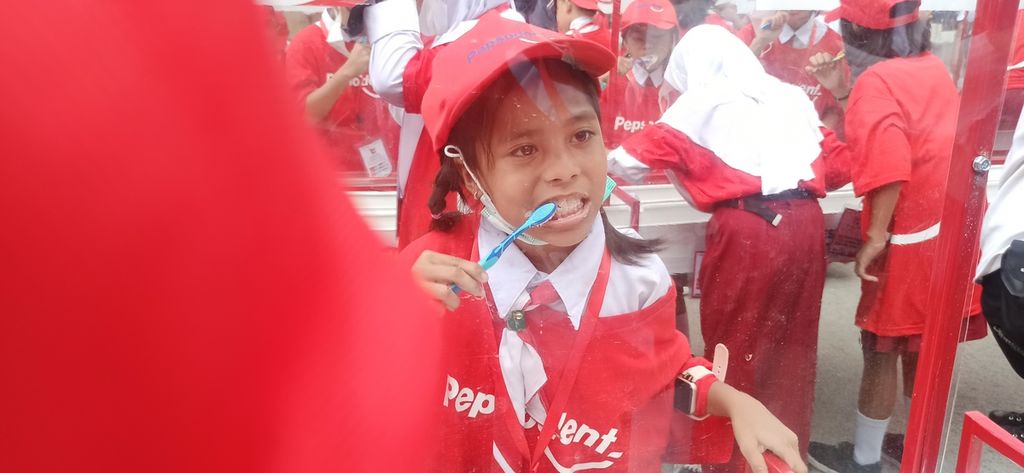 Bela (9), pelajar SDN Cipete Utara 15 Pagi, mempraktikkan gerakan sikat gigi dalam acara peresmian Bulan Kesehatan Gigi Nasional 2022 di kawasan Gelora Bung Karno, Jakarta, Senin (12/9/2022). Dalam rangkaian acara tersebut diselenggarakan pula pemecahan rekor MURI menyikat gigi serentak secara luring dan daring yang melibatkan lebih dari 700.000 orang.