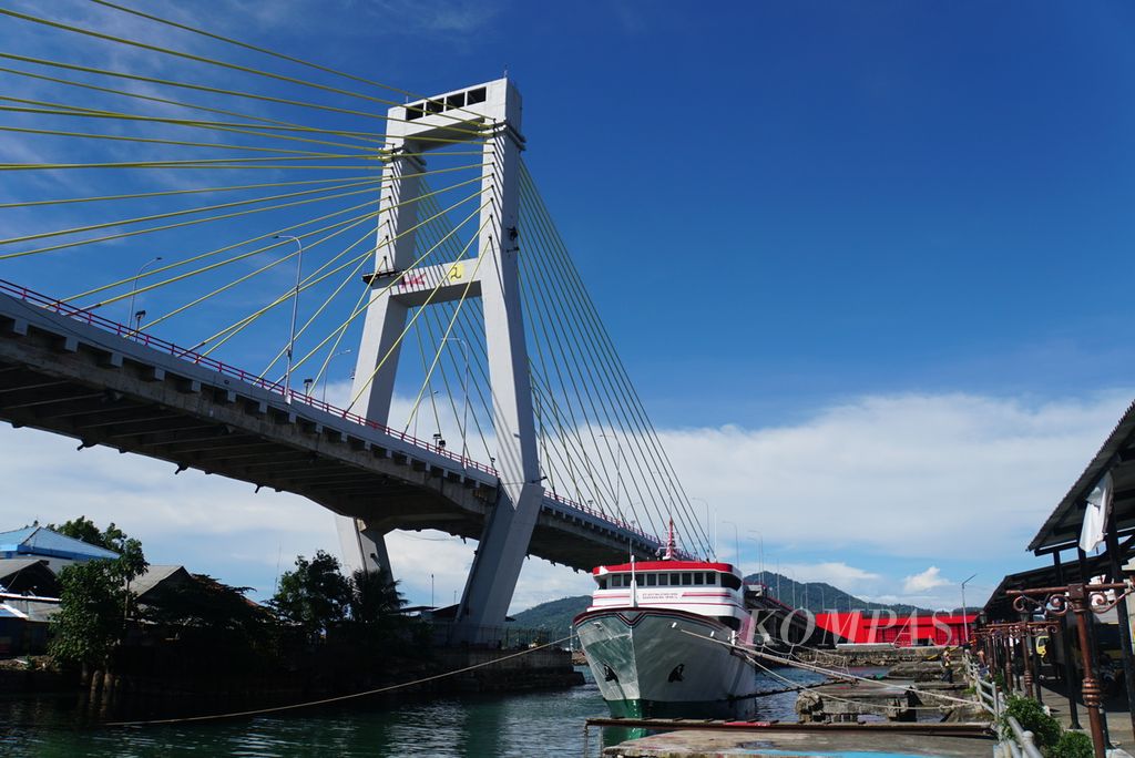 Kapal Motor Merit Teratai relasi Manado-Tahuna bersandar di dermaga Pelabuhan Manado, Sulawesi Utara, yang terletak di samping Jembatan Soekarno pada Kamis (7/12/2023). Diprediksi, jumlah penumpang selama masa angkutan Natal dan Tahun Baru 2024 akan meningkat dari 24.256 orang pada tahun sebelumnya.