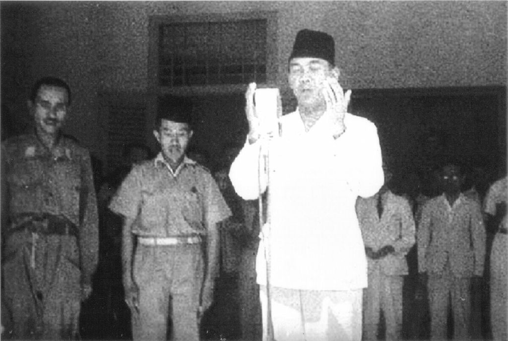 Soekarno berdoa menjelang dibacakannya Proklamasi Kemerdekaan Indonesia. 