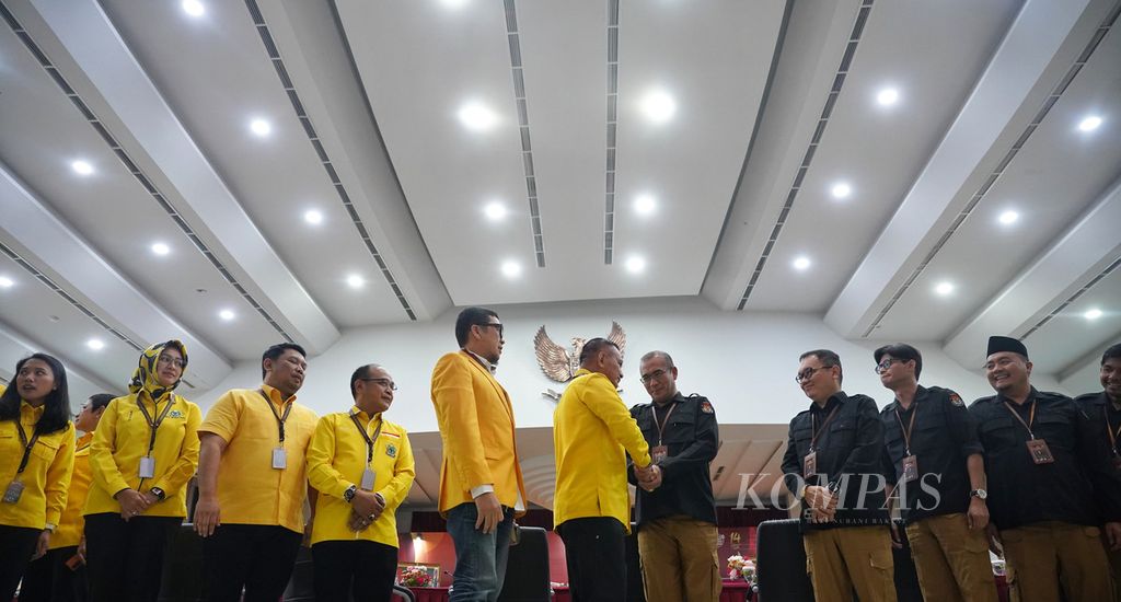 The delegation of Golkar Party leaders shook hands with KPU leaders and commissioners at the General Elections Commission (KPU) Office, Jakarta, after submitting the files for candidates for DPR members from their parties, Sunday (14/5/2023).