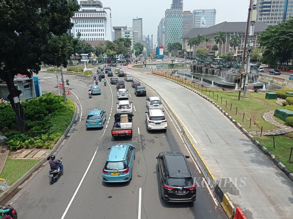 Arus lalu lintas di kawasan Medan Merdeka, Gambir, Jakarta, Minggu (10/4/2022). 