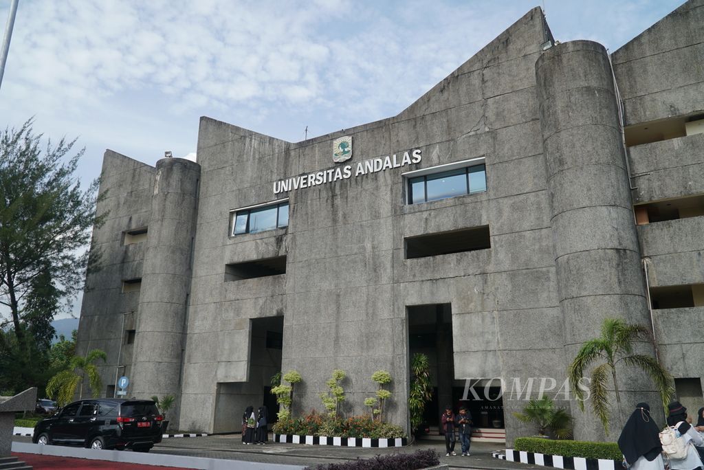 Gedung Rektorat Universitas Andalas di Kota Padang, Sumatera Barat, Senin (26/12/2022).