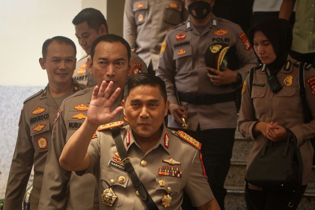 Kepala Kepolisian Daerah Metropolitan Jakarta Raya Inspektur Jenderal Karyoto melambaikan tangan ke arah wartawan seusai mengikuti acara serah terima jabatan di Markas Besar Polri, Jakarta, Jumat (31/3/2023).