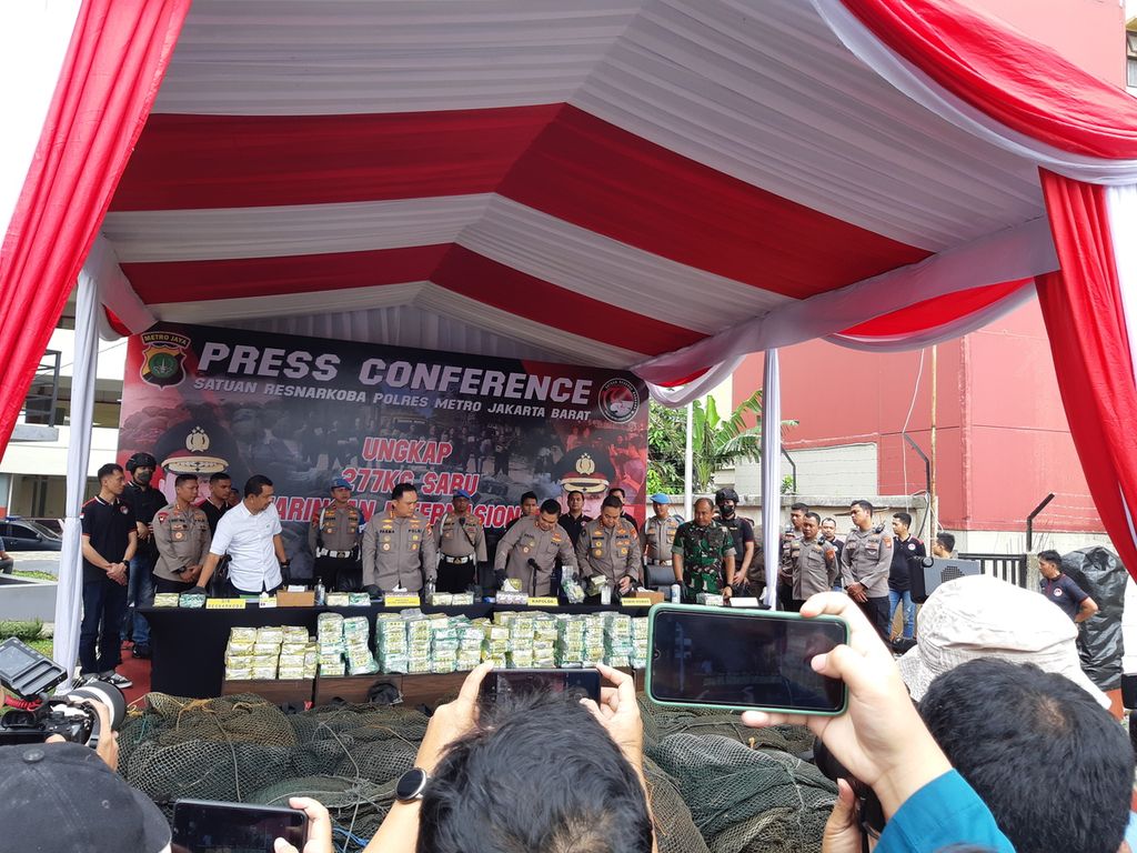 Polisi menunjukkan barang bukti sabu dan enam tersangka yang terlibat peredaran 277 kilogram sabu jaringan Malaysia-Indonesia di Polres Metro Jakarta Barat, Kamis (23/2/2023). Kasus ini terbongkar aparat berkat penyelidikan maraton sejak 1 awal 2023.