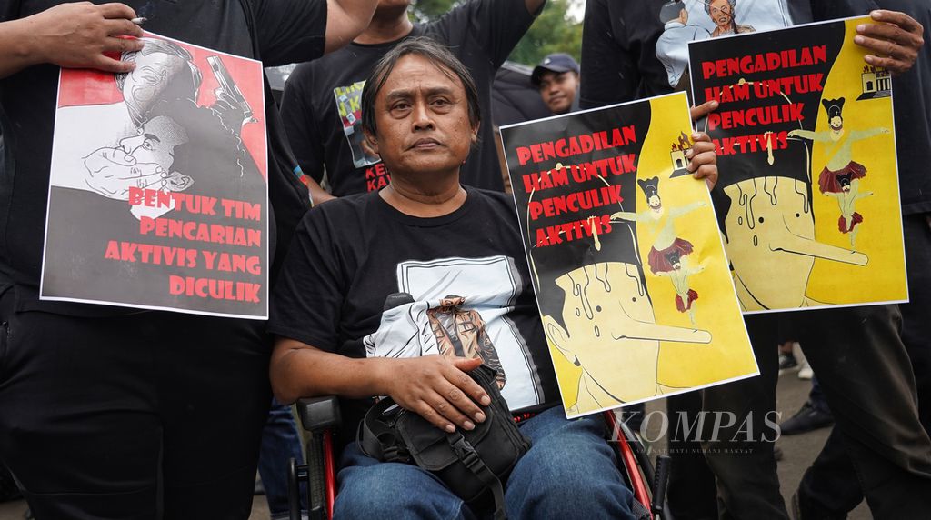 Aktivis 1998, Petrus Hariyanto, turut bergabung bersama masyarakat peduli pelanggaran HAM dalam Aksi Kamisan ke-802 di seberang Istana Merdeka, Jakarta, Kamis (18/1/2024). 