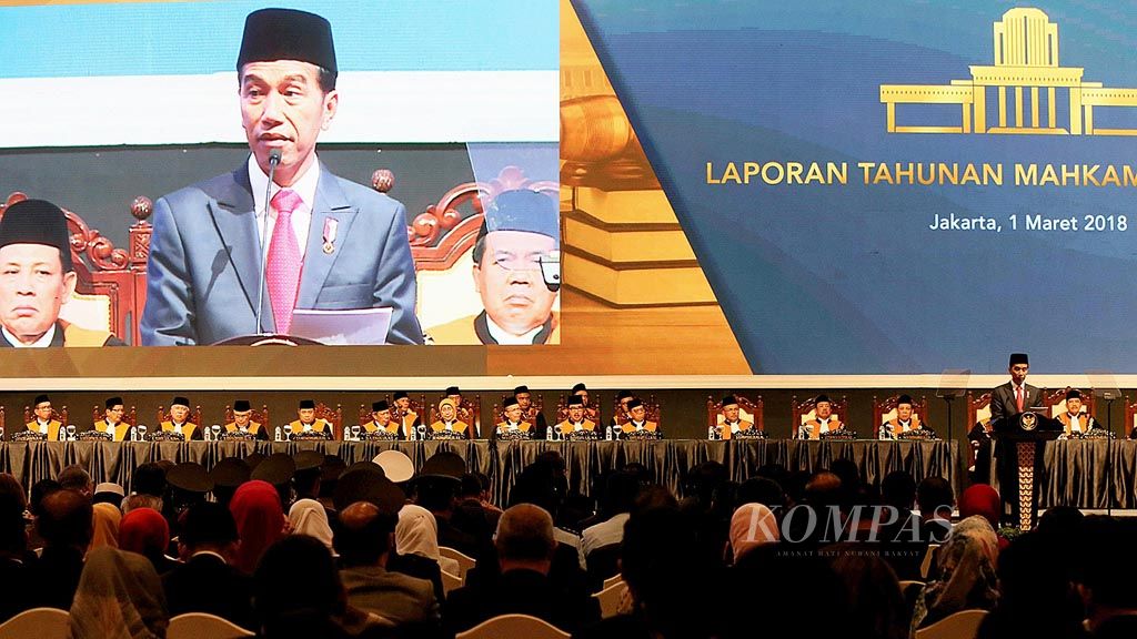 Presiden Joko Widodo menyampaikan sambutan dalam Sidang Pleno Istimewa Laporan Tahunan Mahkamah Agung Tahun 2017 di Balai Sidang Jakarta, Kamis (1/3). Dalam kesempatan itu, Presiden Joko Widodo mengucapkan selamat atas kinerja MA yang membaik.