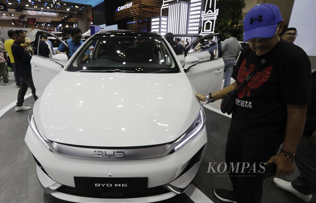 Pengunjung mengamati produk mobil dalam pameran otomotif Gaikindo Indonesia Internasional Auto Show (GIIAS) 2024 di Indonesia Convention Exhibition (ICE) BSD, Serpong, Kabupaten Tangerang, Banten, Kamis (25/7/2024).  