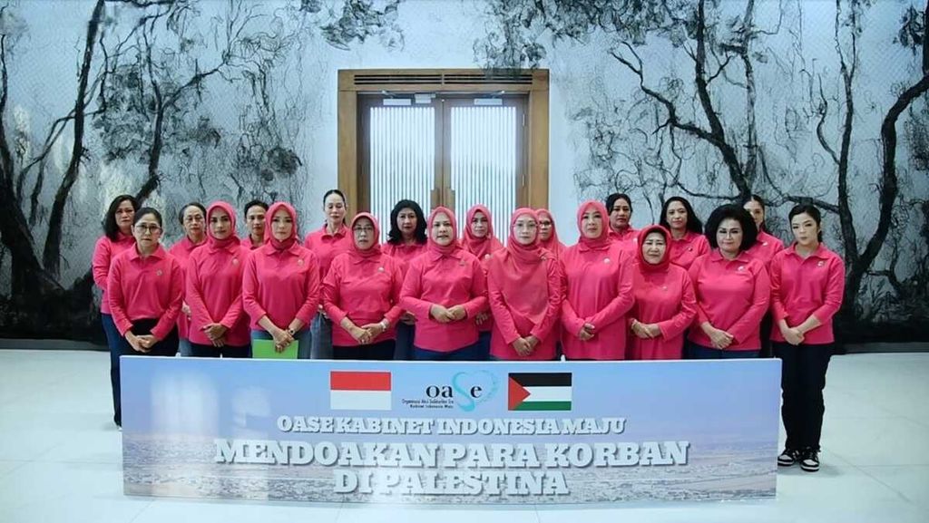 Ny Iriana Joko Widodo bersama anggota Organisasi Aksi Solidaritas Kabinet Indonesia Maju (OASE KIM) menyuarakan agar konflik di Palestina dapat segera dihentikan, Minggu (5/11/2023). 