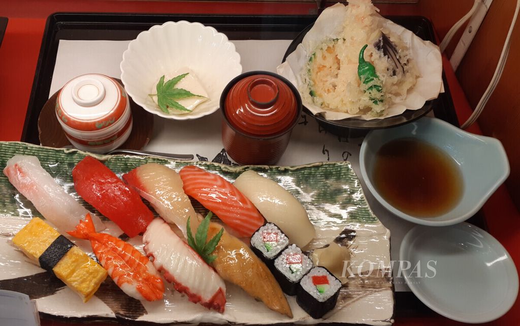 Sushi di salah satu restoran di kawasan Dotonbori di Osaka, Jepang pada akhir Mei 2019.  Keputusan Jepang membuang 1,3 juta ton air tercemar radioaktif dari PLTN Fukushima menyulitkan kedai-kedai makanan Jepang di sejumlah negara. Sebab, kedai-kedai itu kesulitan mengimpor bahan baku dari Jepang. 