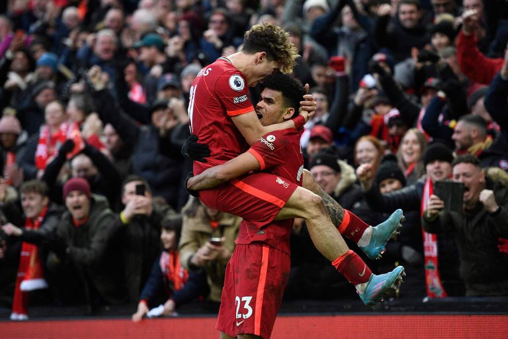 Pemain Liverpool, Luis Diaz (kanan), melakukan selebrasi bersama Kostas Tsimikas (kiri), setelah Diaz mencetak gol ketiga dalam pertandingan Liga Inggris antara Liverpool dan Norwich City di Stadion Anfield, Liverpool, Sabtu (19/2/2022). Liverpool mengalahkan Norwich City, 3-1, setelah tertinggal 0-1. 