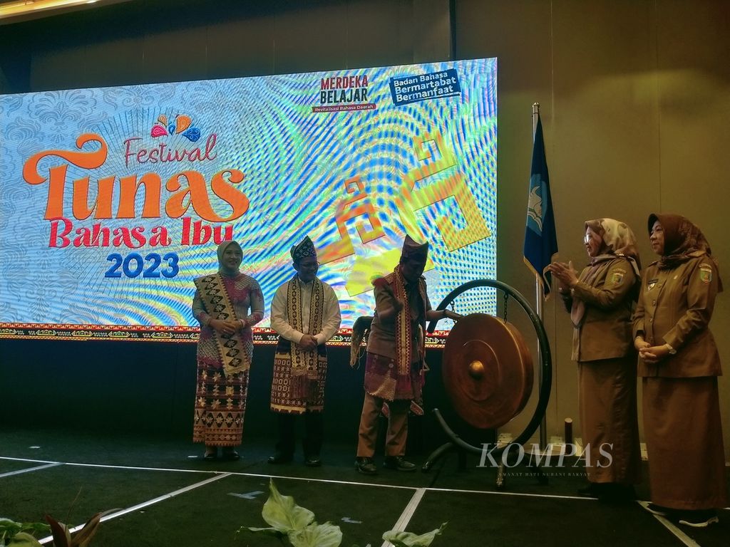 Pembukaan Festival Tunas Bahasa Tingkat Provinsi Lampung di Bandar Lampung, Senin (6/11/2023). Acara yang diisi dengan lomba-lomba ini diikuti oleh 240 siswa jenjang SD dan SMP.