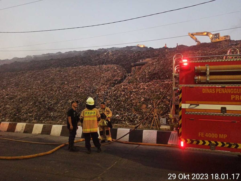 Pemadam kebakaran masih bersiaga di zona 2 TPST Bantargebang, Kota Bekasi, Jawa Barat, Minggu (29/10/2023). Kebakaran melanda zona 2 pada Minggu (29/10/2023) siang.