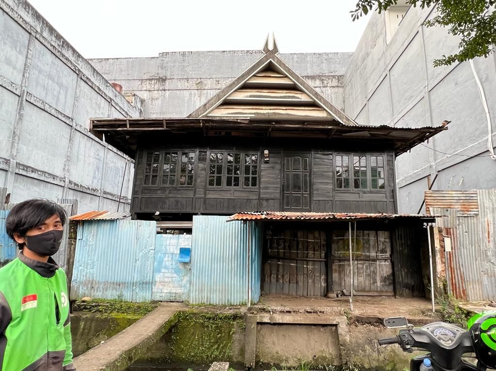 Salah satu rumah panggung yang masih tersisa di tengah pusat bisnis di Jalan Pengayoman, Kota Makassar, Sulawesi Selatan, Senin (21/3/2022).