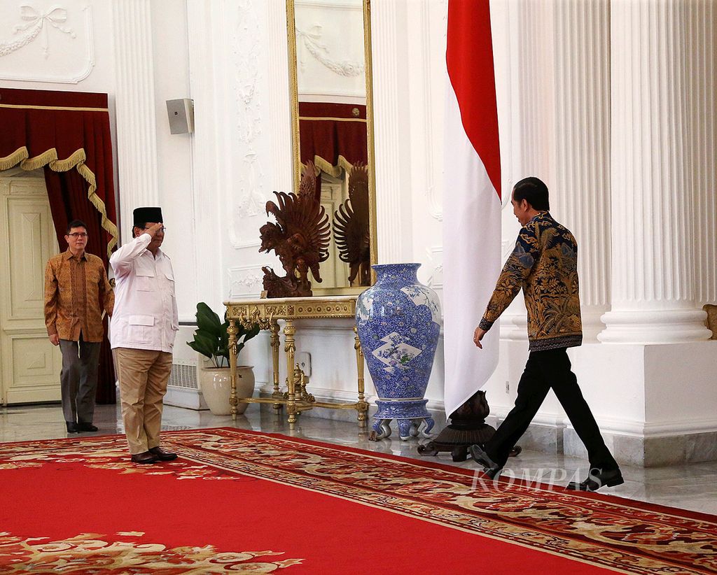Ketua Umum DPP Partai Gerindra Prabowo Subianto memberikan penghormatan kepada Presiden Joko Widodo saat bertemu di Istana Merdeka, Jakarta (17/11/2016). 