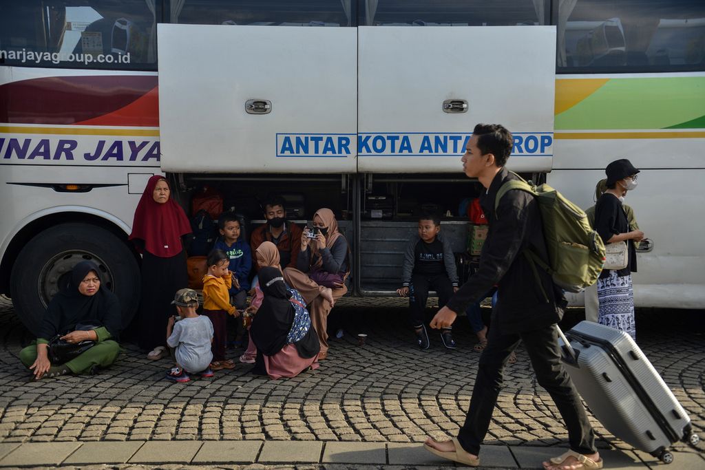 Para pemudik menunggu pemberangkatan di kawasan Monas, Jakarta Pusat, Senin (17/4/2023).