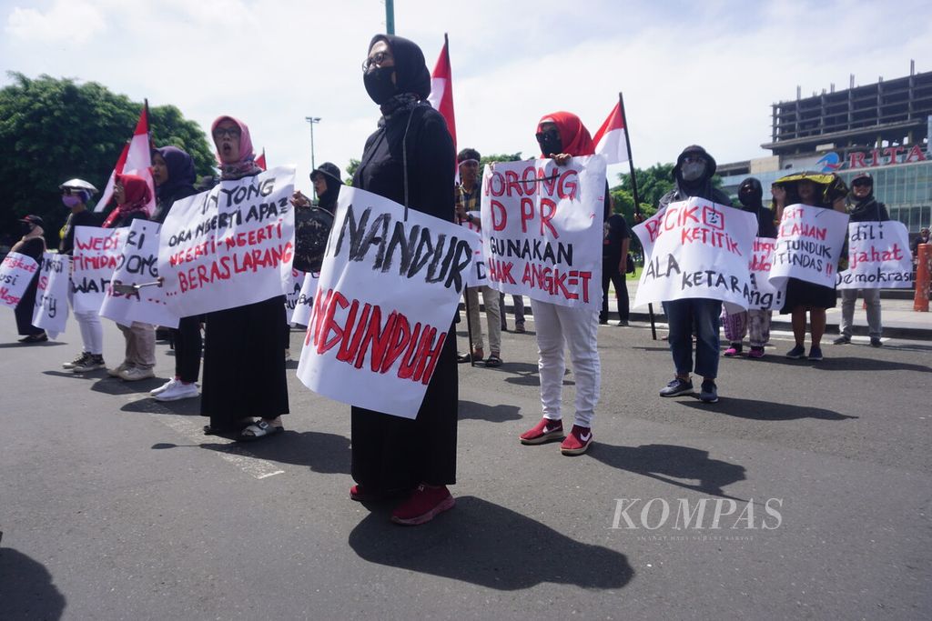 Aliansi Rakyat Menggugat demonstrasi membawa sejumlah poster di Alun-alun Purwokerto, Kabupaten Banyumas, Jawa Tengah, Rabu (6/3/2024).