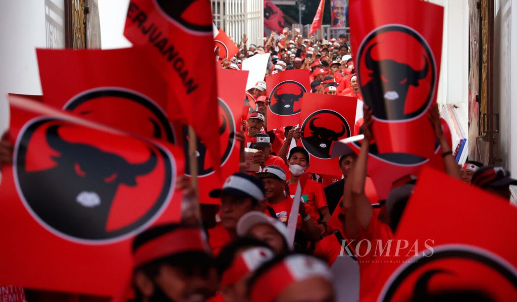Rombongan simpatisan Partai Demokrasi Indonesia Perjuangan (PDI-P) memasuki lapangan untuk menghadiri acara konsolidasi partai yang dihadiri calon presiden Ganjar Pranowo di Stadion Jati Diri, Kota Semarang, Jawa Tengah, Jumat (25/8/2023).  