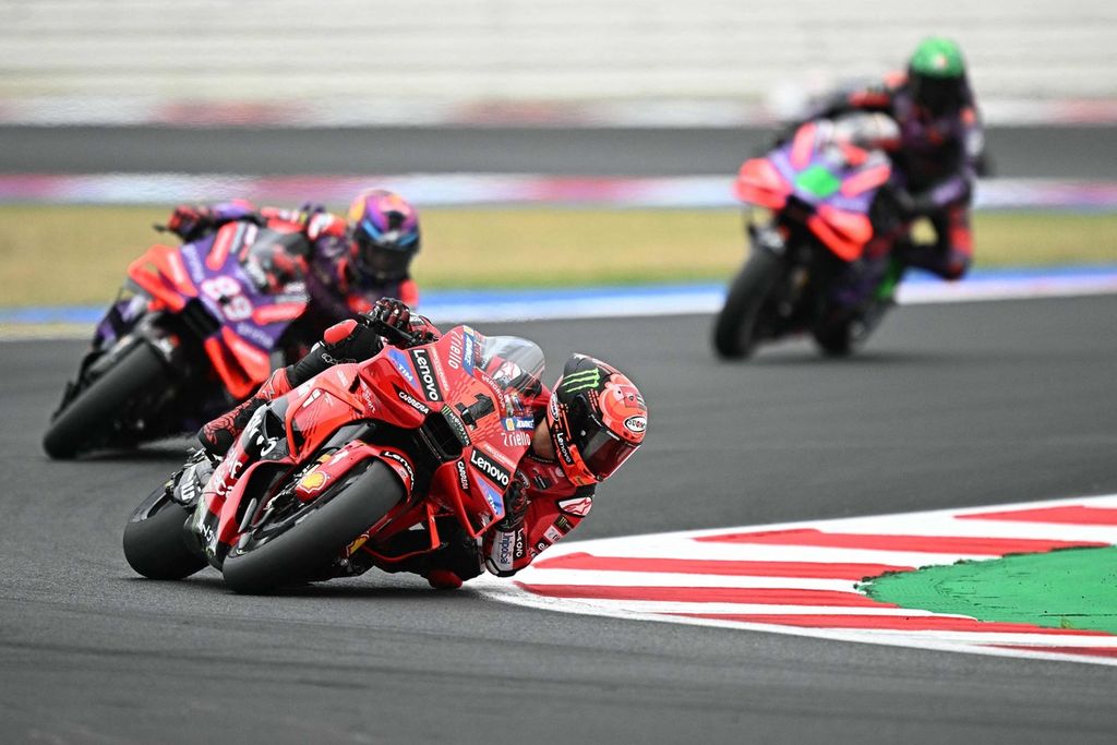 Pebalap Ducati, Francesco Bagnaia, memacu motornya di depan pebalap Gresini Racing, Marc Marquez, saat motoGP seri San Marino di Misano, 8 September 2024. 