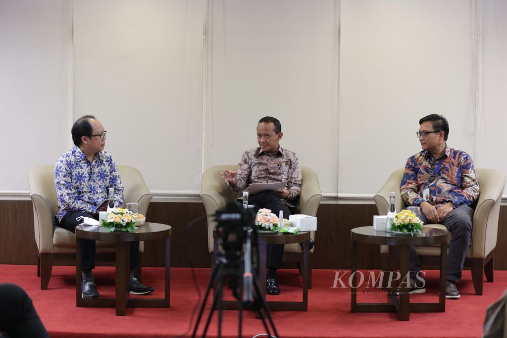 Menteri Investasi/Kepala BKPM Bahlil Lahadalia (tengah), Pemimpin Redaksi Harian <i>Kompas </i>Sutta Dharmasaputra (kiri) dan Peneliti Litbang <i>Kompas </i>Ignatius Kristanto (kanan) saat berbicara dalam diskusi Afternoon Tea #10 Kompas Collaboration Forum (KCF) bertema "Dampak Perang Rusia-Ukraina Terhadap Investasi di Indonesia" yang diselenggarakan di Gedung Kompas Gramedia, Jakarta, (15/7/2022). 