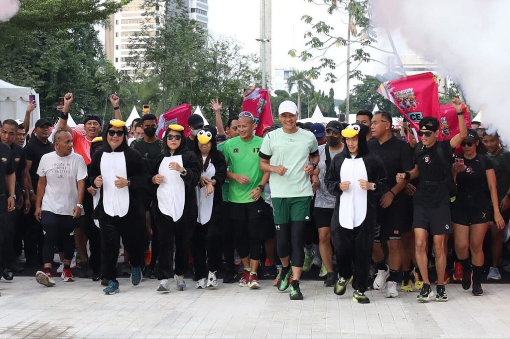Calon presiden nomor urut 3, Ganjar Pranowo, dan Sandiaga Uno mulai berlari di titik awal (start) di plaza Senayan Park, Minggu (14/1/2024). Mereka berlari bersama dalam acara bertajuk Penguin SeliweRUN.