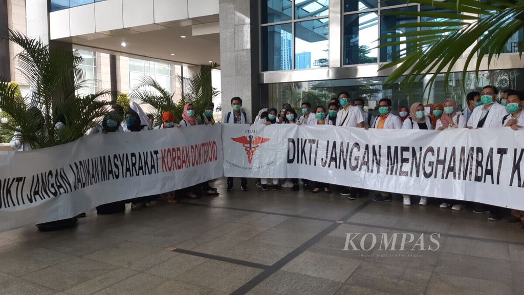 Unjuk rasa para dokter muda di teras Kementerian Riset, Teknologi, dan Pendidikan Tinggi, di Jakarta, Jumat (5/4/2019). Mereka menuntut ijazah dokter setelah selesai mengikuti program koasistensi di rumah sakit diberikan.