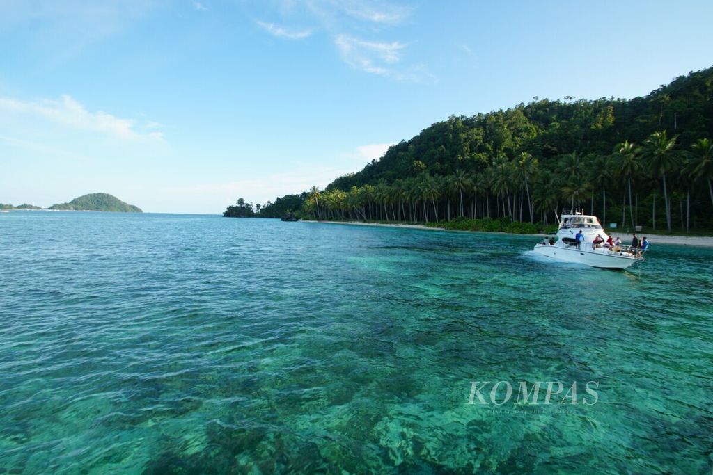 Sebuah kapal yang mengangkut wisatawan berlabuh di Pantai Pasir Panjang di Pulau Labengki, Sulawesi Tenggara, Kamis (28/3/2019). Tampak di sisi kiri, Pulau Labengki Kecil.