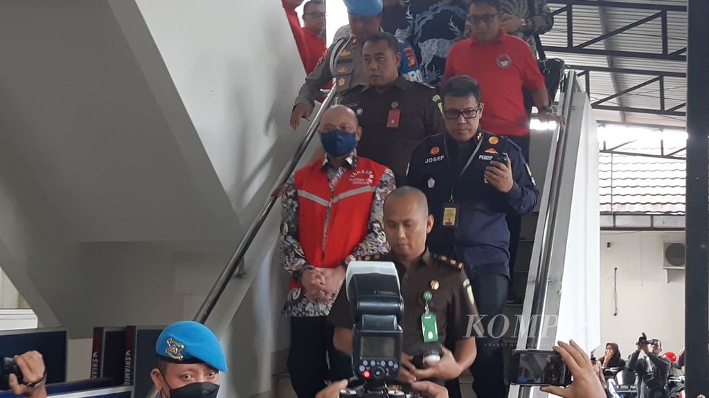 Inspektur Jenderal Teddy Minahasa (rompi merah), tersangka kasus dugaan peredaran 5 kg sabu di Jakarta, meninggalkan kantor Kejaksaan Negeri Jakarta Barat, Jakarta Barat, Rabu (11/1/2023).