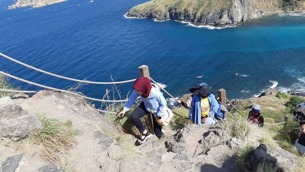 Wisatawan berjalan menuju puncak Pulau Padar, Kabupaten Manggarai Barat, NTT, pada Jumat (24/6/2022). Rute mendaki itu melewati 815 anak tangga.