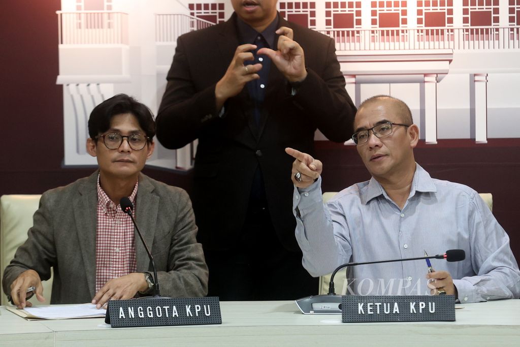 Ketua Komisi Pemilihan Umum (KPU) Hasyim Asyari (kanan) didampingi anggota KPU, August Melaz, memberikan keterangan pers terkait pemungutan suara ulang (PSU) di Kuala Lumpur, Malaysia, di Gedung KPU, Jakarta, Jumat (8/3/2024).