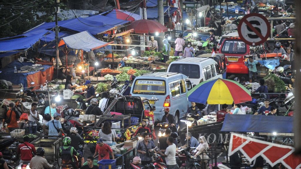 Warga memadati jalan di depan Pasar Kebayoran Lama, Jakarta, Sabtu (7/8/2021) dini hari. Saat menjelang malam hingga pagi hari, kawasan tersebut dipenuhi pedagang sayur yang menggelar dagangan.  
