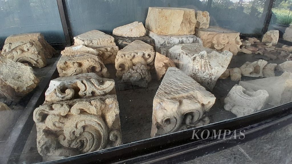 Artefak hasil ekskavasi Situs Gedog di Kelurahan Gedog, Kecamatan Sananwetan, Kota Blitar, Jawa Timur, yang dikumpulkan dalam etalase, sebagaimana diabadikan, Rabu (21/6/2023)