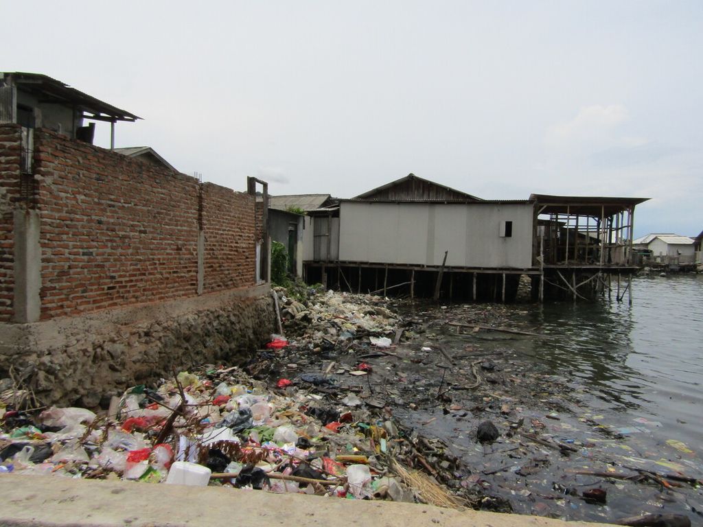 Kondisi perairan Teluk Lampung yang tercemar sampah plastik dan limbah oli pada Rabu (9/3/2022).