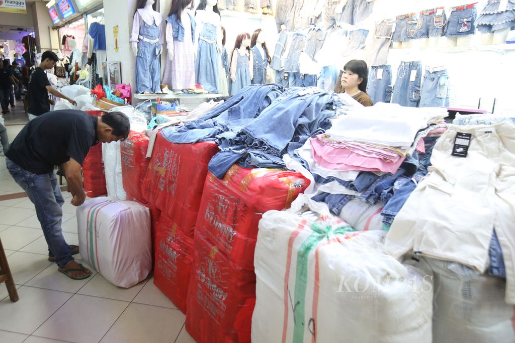 Calon pembeli memenuhi lorong antara Blok A dan Blok B Pasar Tanah Abang, Jakarta Pusat, untuk berbelanja pakaian, Sabtu (17/2/2024). 